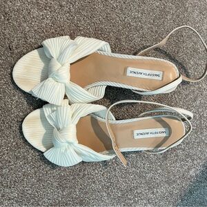 Size 7M Saks fifth avenue white kitten bow heels worn once